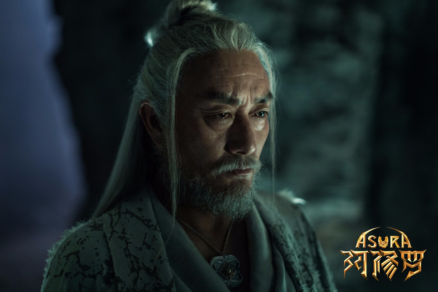 今日,电影《阿修罗》曝光了一组叛军智者剧照,其扮演者多布杰神态肃穆