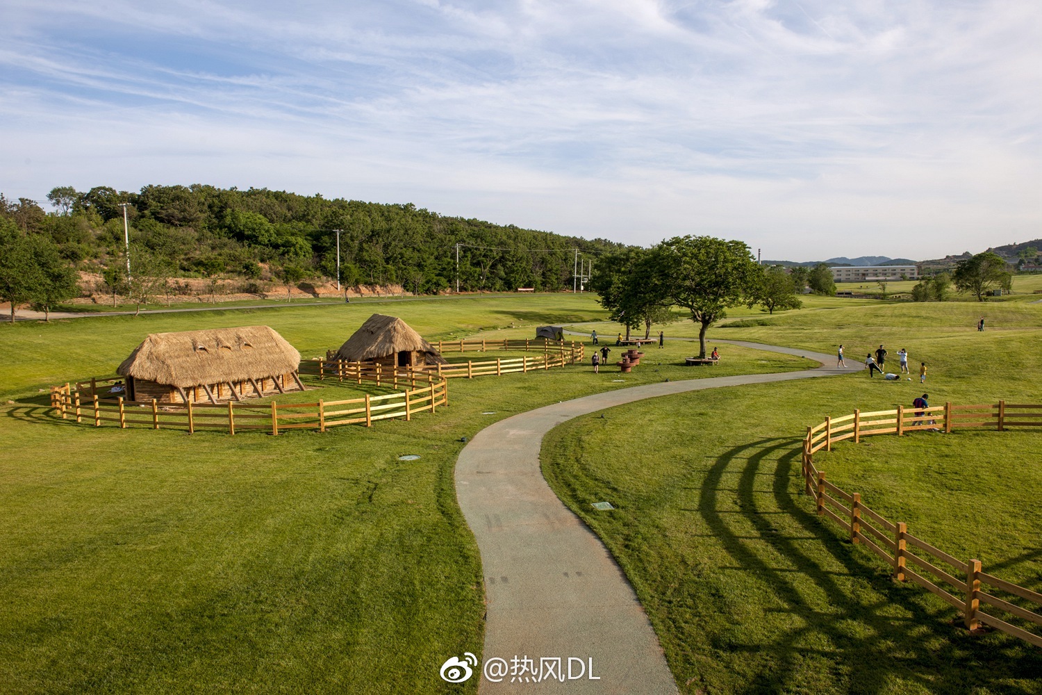 旅顺中路英歌石对面的三寰牧场,六月十日正式营业,门前目前免费!