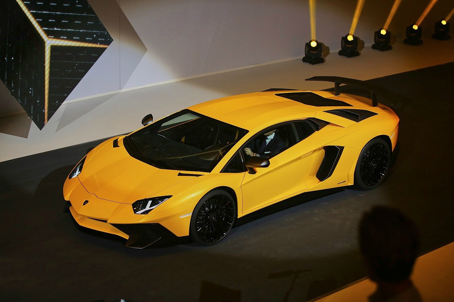 兰博基尼aventador lp750-4 sv 6.5l v12自然吸气发动机,750马力