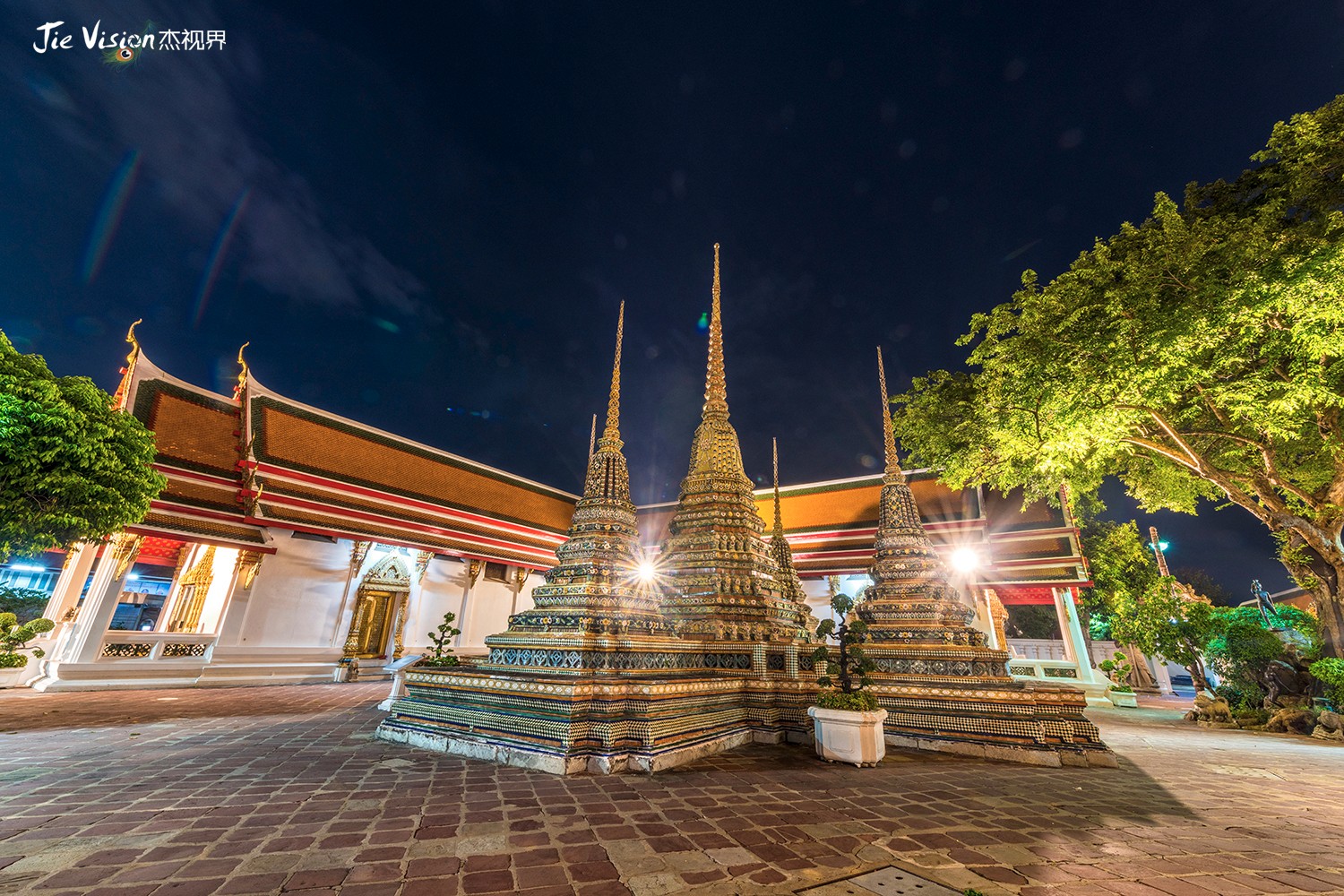 夜探泰国国宝级寺院“玉佛寺”月光下的它更显神秘辉煌！