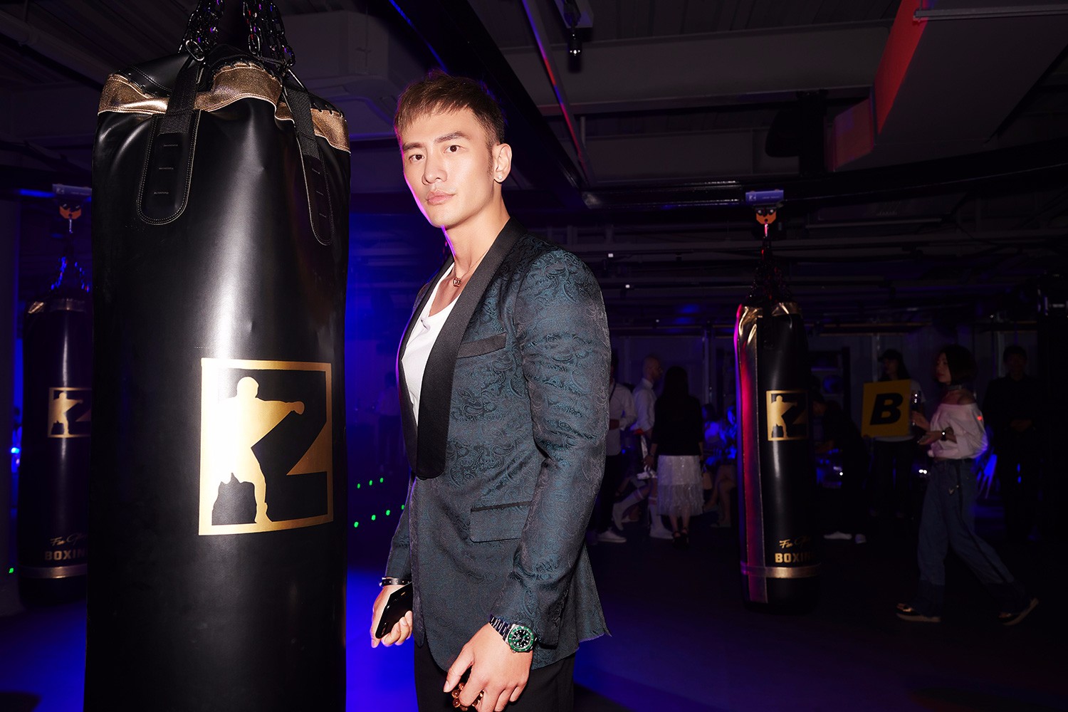 顾又铭助力邹市明拳盟盛典 印花西装酷帅有型