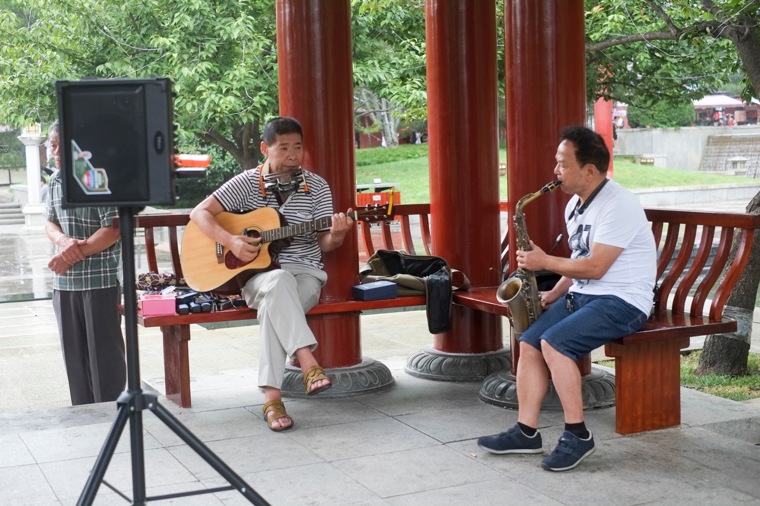 西安街头老哥俩组迷你乐队 同时演奏三种乐器