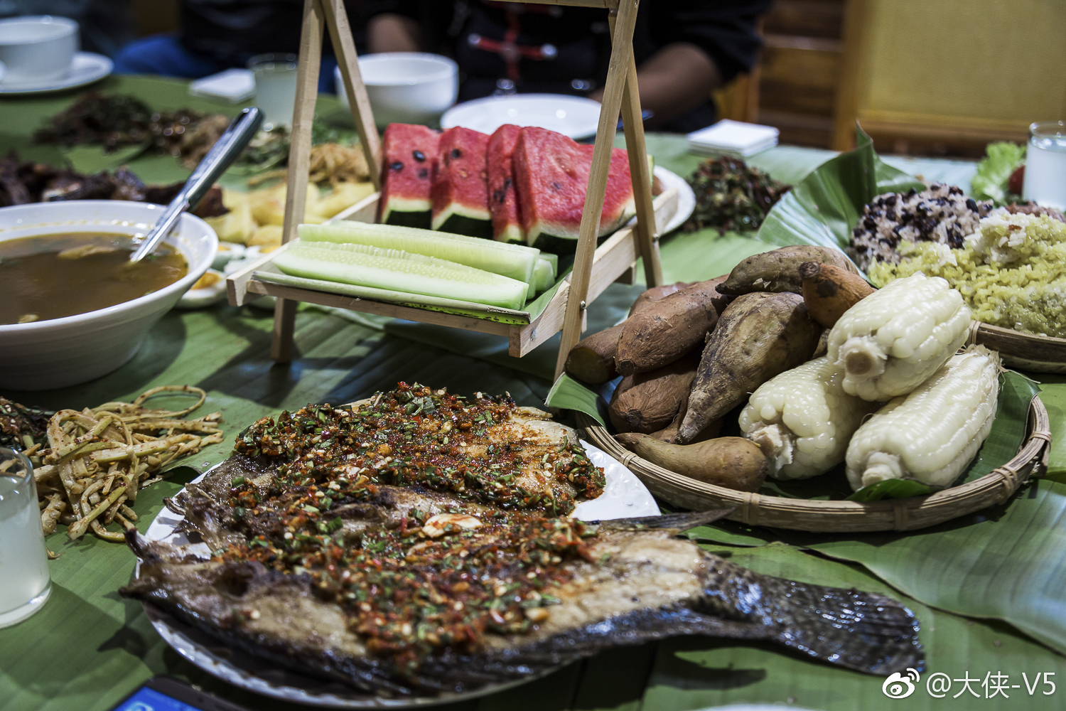 佤王宴是古时佤王用来招待部落首领,民族英雄以及尊贵嘉宾的王府盛宴