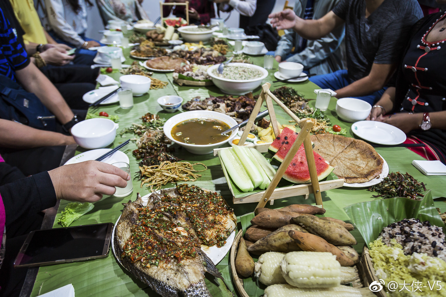佤王宴是古时佤王用来招待部落首领,民族英雄以及尊贵嘉宾的王府盛宴