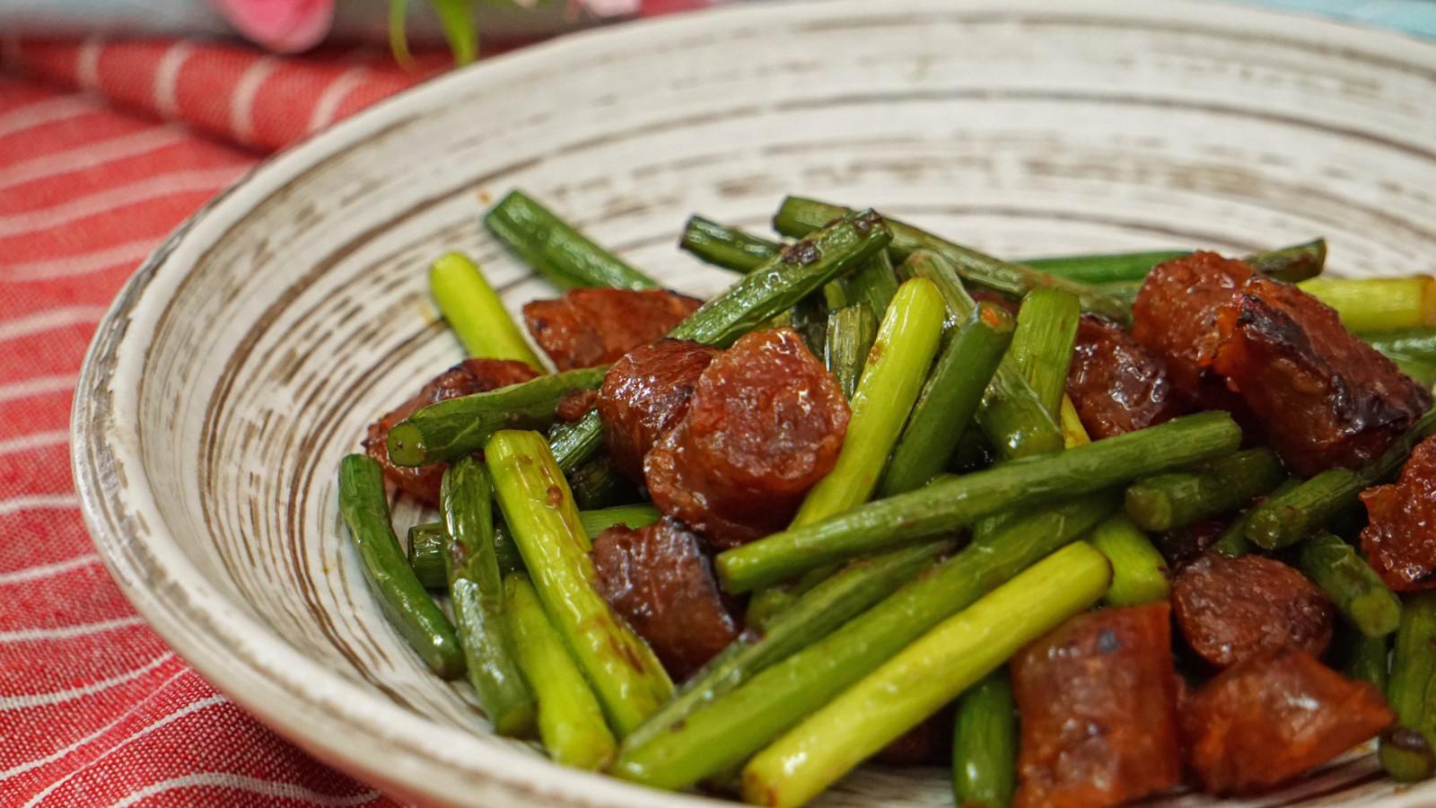 大厨教你做蒜苔炒腊肠,简单易学,咸香可口