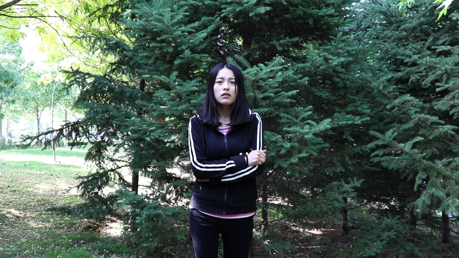 二货劫匪小树林打劫美女,说美女是穷鬼,被美女打惨了