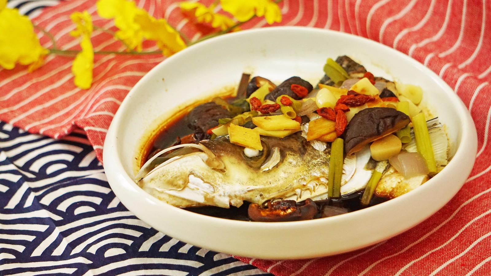 大厨教你做家炖鱼头,肉质细嫩,滋味鲜美,营养丰富