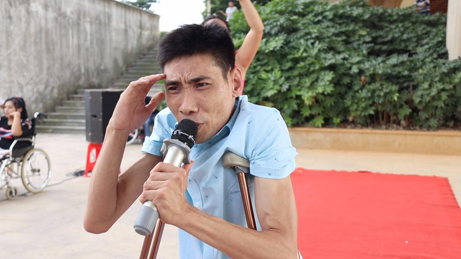 平哥拄着拐杖街头演唱《水手》音乐一起,跟着哼唱