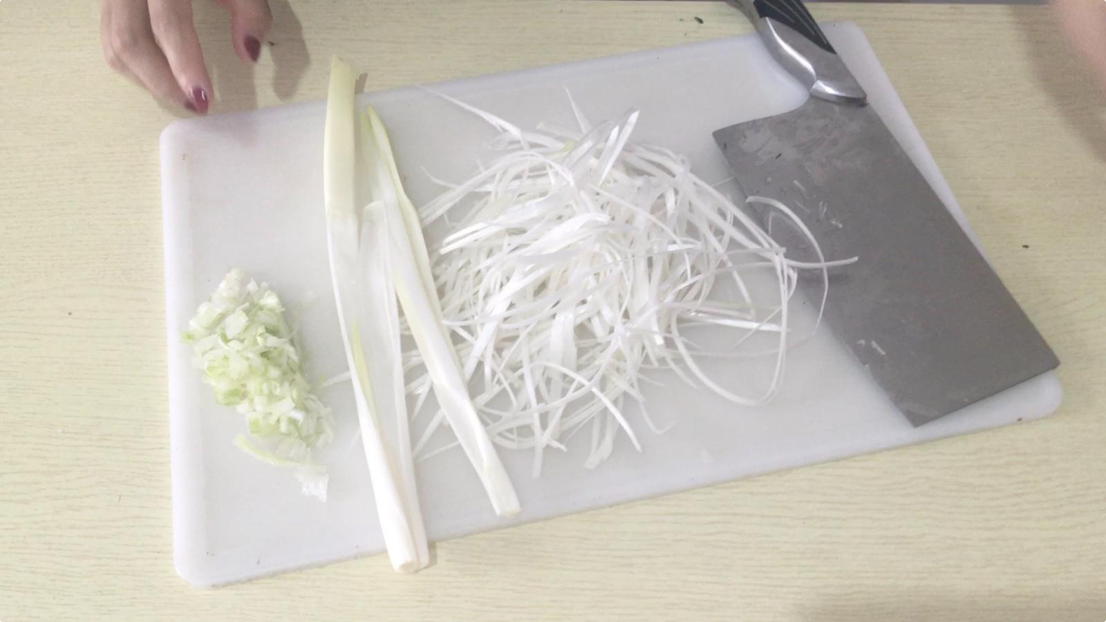 厨师朋友教我的切葱丝技巧,很多人还不会,看完受用终身