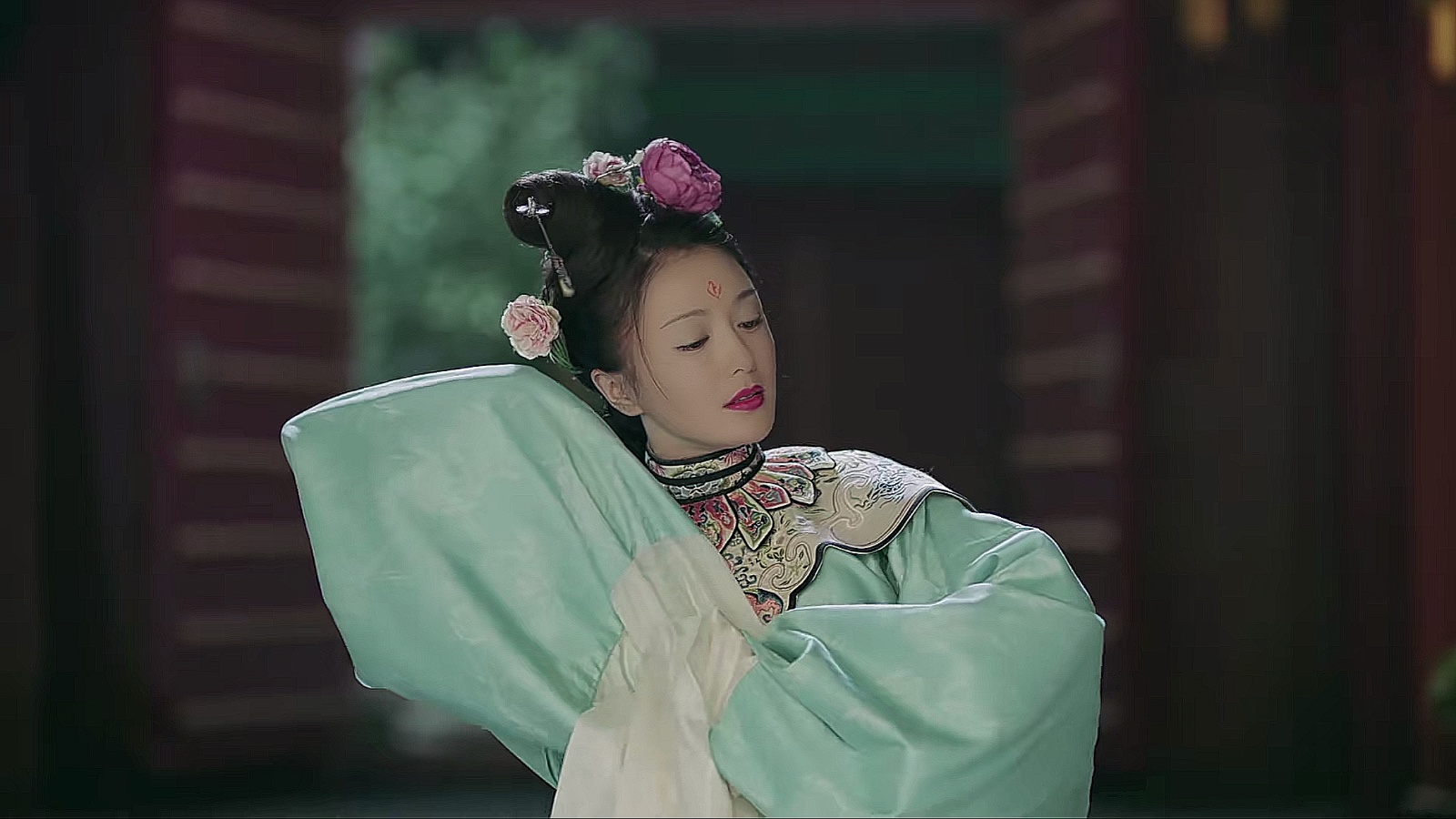 《延禧攻略》开播 秦岚最美古装被评 "行走的壁纸"