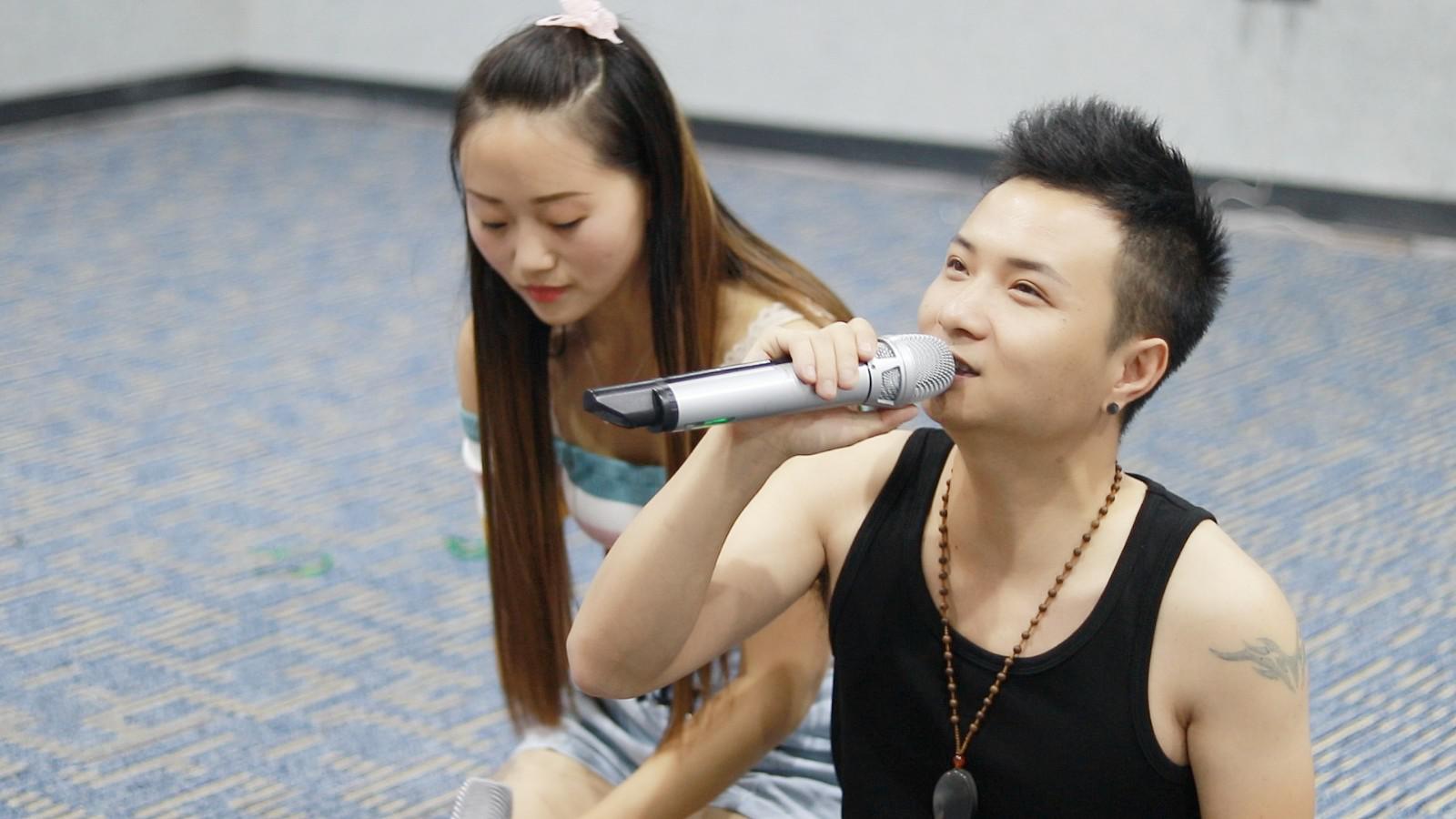 残疾男女对唱《下定决心忘记你》伤感情歌,真挚好听