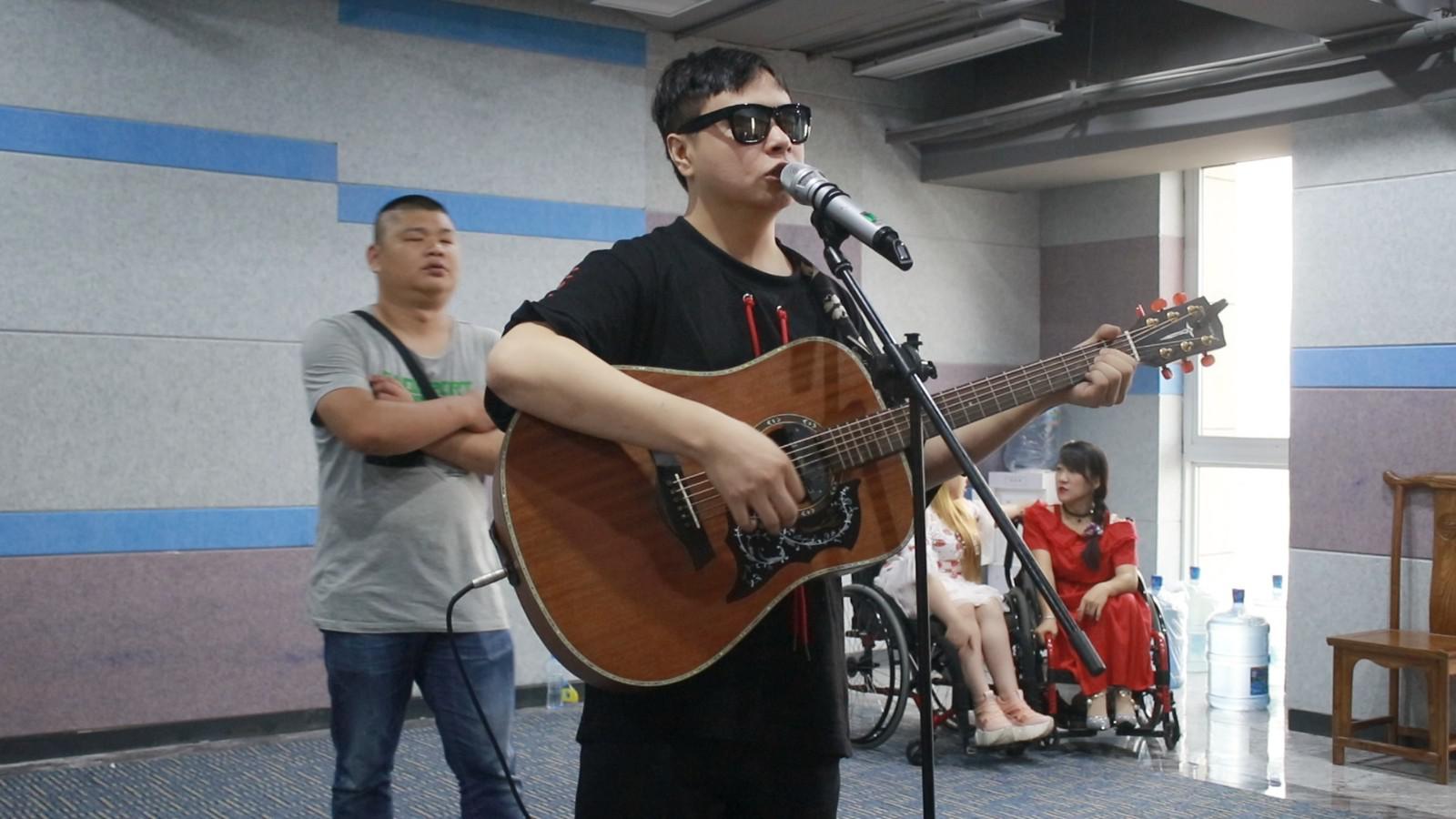 盲人吉它弹唱汪峰的《春天里》动情走心,入耳好听