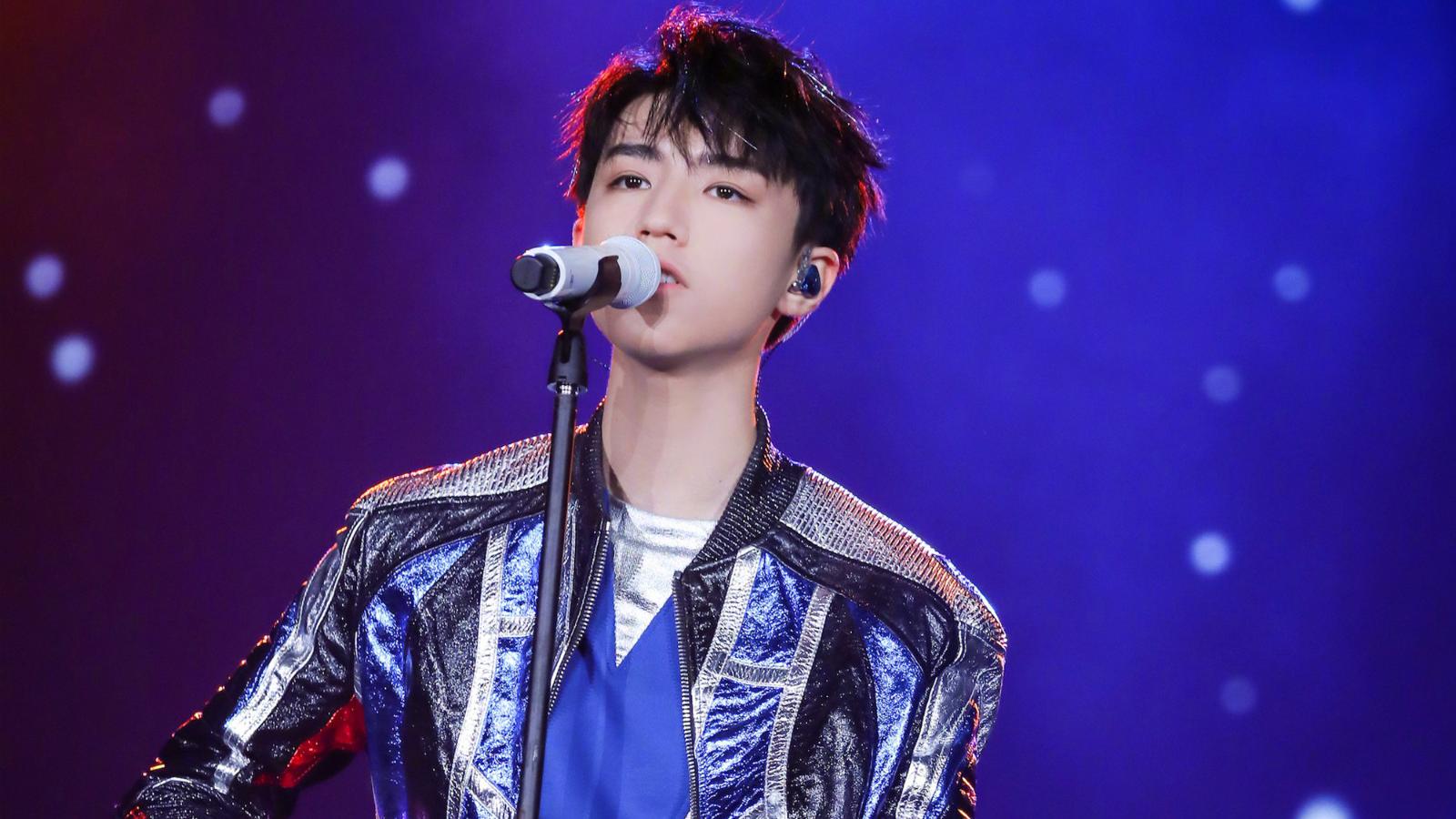 tfboys王俊凯19岁生日会,深情演唱五月天的《突然好想你》!