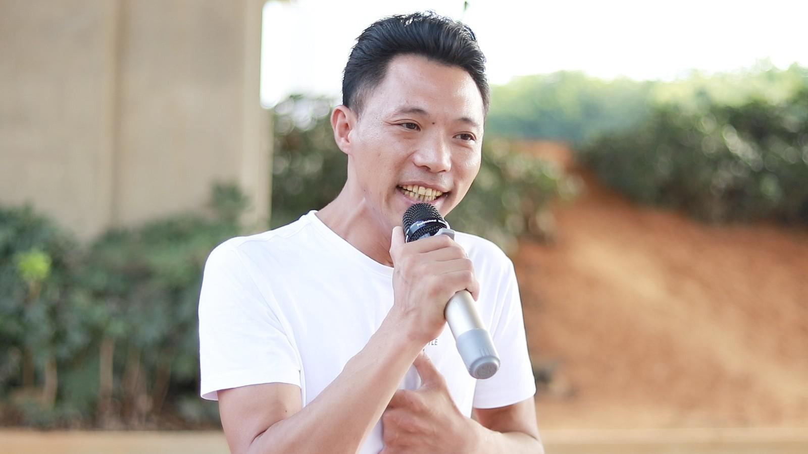 残疾人街头翻唱上海滩经典再现耳朵已经受不了