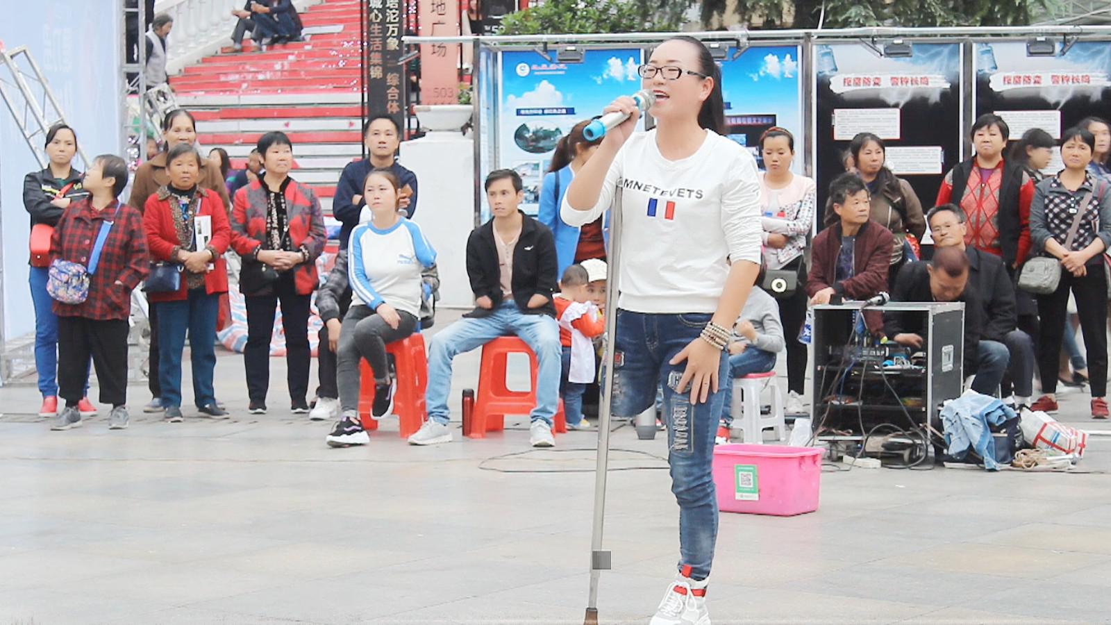 残疾人阿龙天桥下歌唱,一首dj情歌《听心》听完心情舒畅