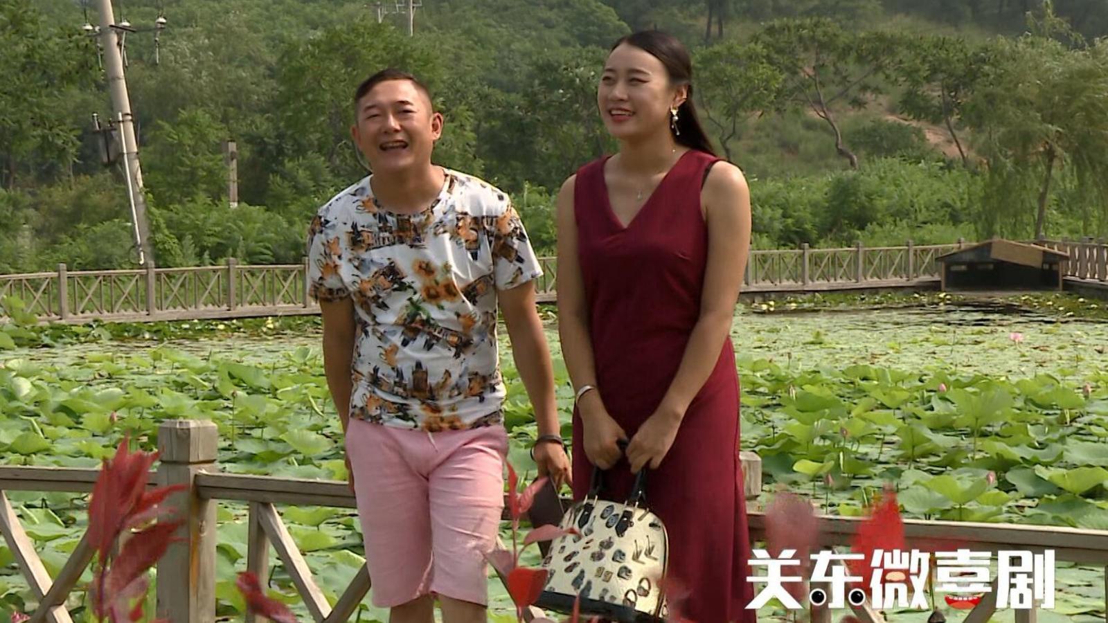 情侣公园约会,男子送女友5元彩票却遭嫌弃!