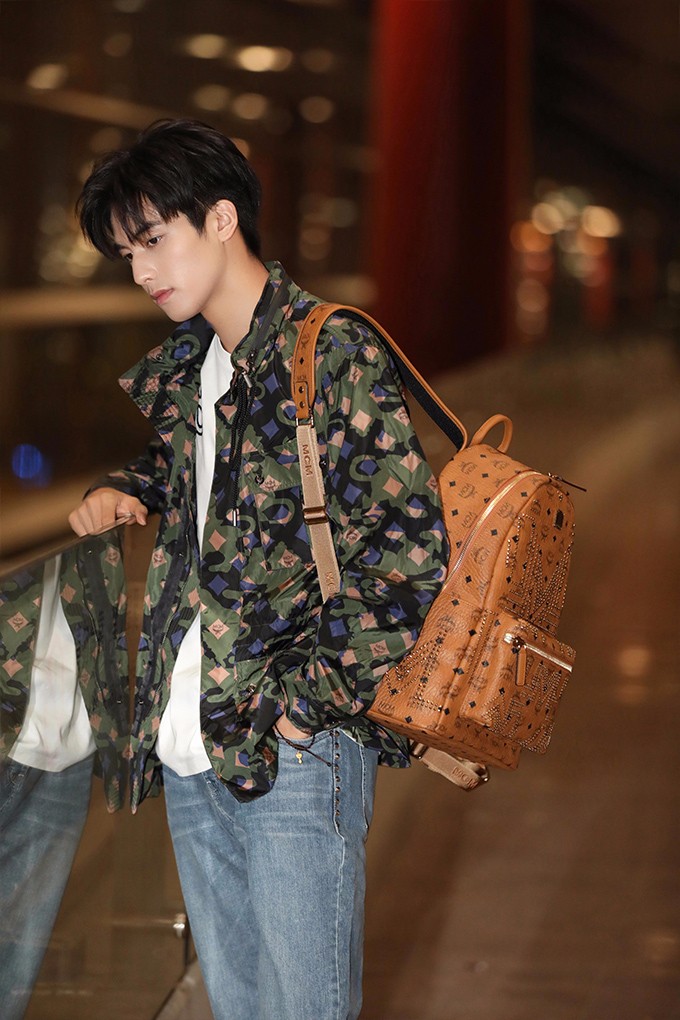 宋威龙出发米兰男装周 随性搭配大长腿尽显