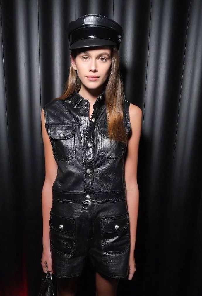 她是超级无敌的“模二代”，10岁就成范思哲模特！