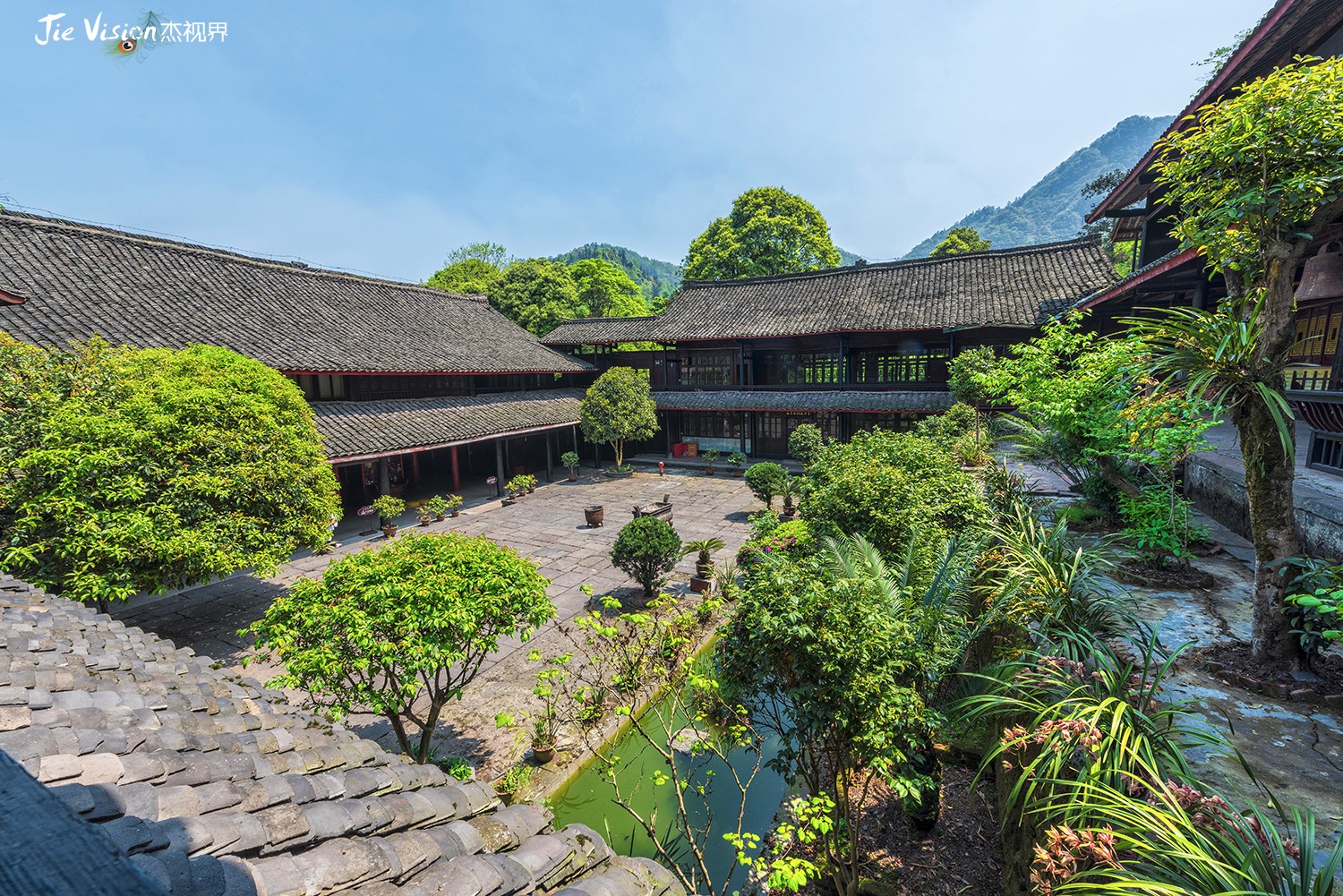 则是峨眉武术创始人之一,其画像现在还供奉于中峰寺殿堂内