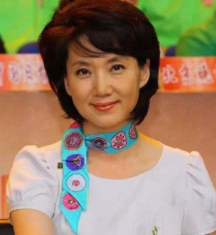央视"国脸"主持人,二婚嫁大10岁丈夫至今无子,55成慈善家