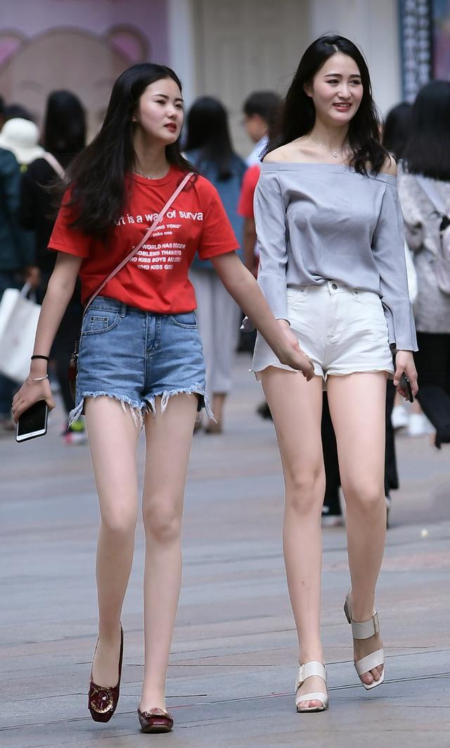 街拍美女小姐姐的侧颜真的好好看耶清纯又性感你们说是不是呀