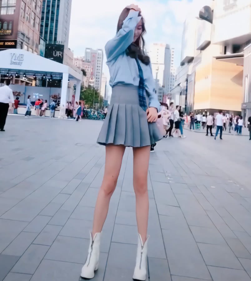 这位穿"拖把裙"的美女,靠下半身走红抖音,网友:这腿好吓人!