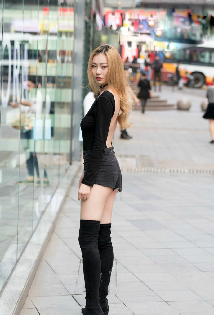 街拍,穿超短裙逛街的美女姐姐,你老公等你回家