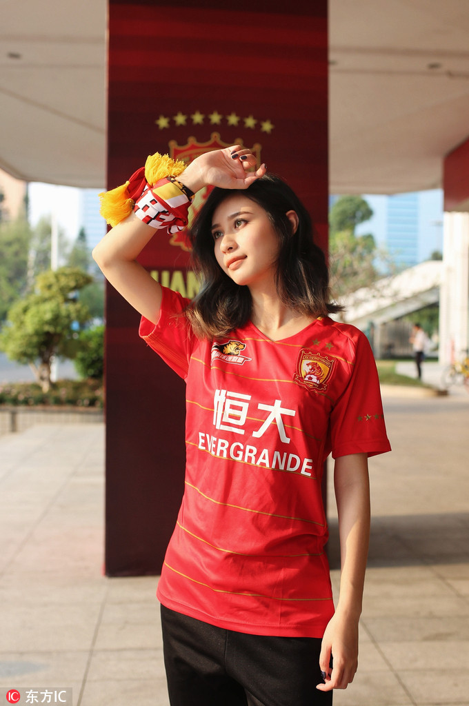 2018年3月23日,广东广州,恒大美女球迷天河场外大片,为七冠恒大助威.
