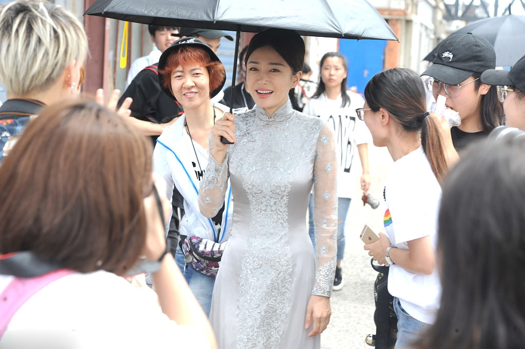 秦岚穿灰色旗袍惊艳,看到脚上的鞋却尴尬了