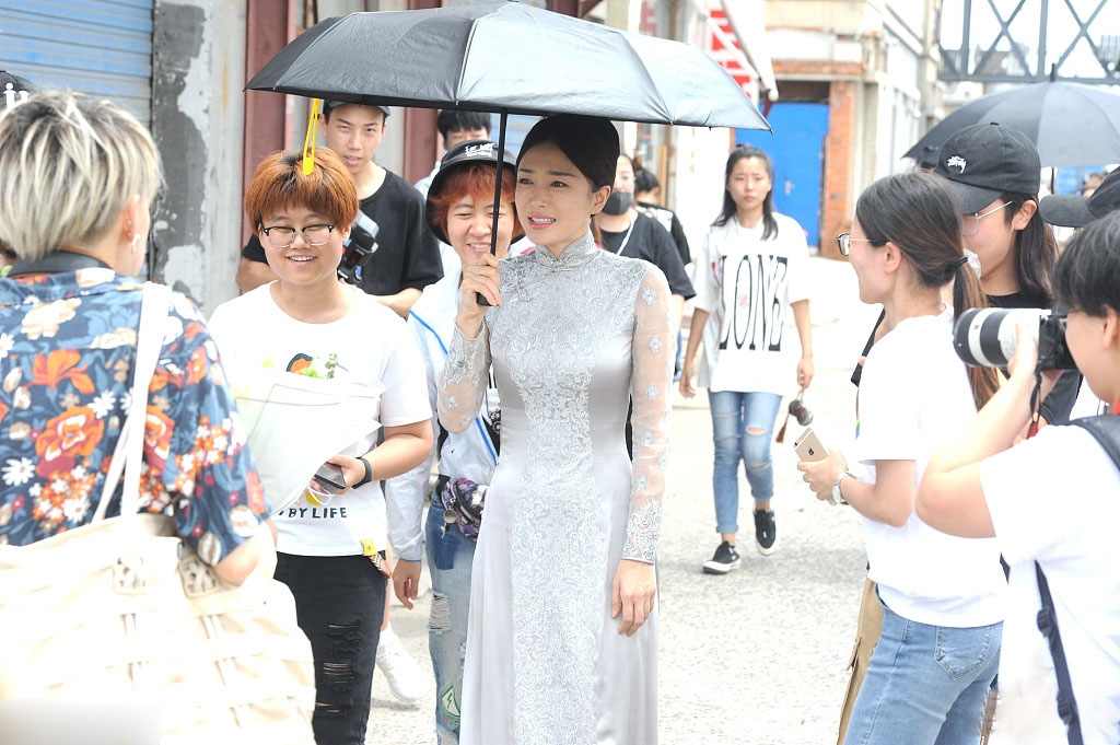 秦岚穿灰色旗袍惊艳,看到脚上的鞋却尴尬了