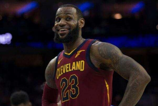 2018NBA总决赛第一场裁判漏判,追梦对詹姆斯