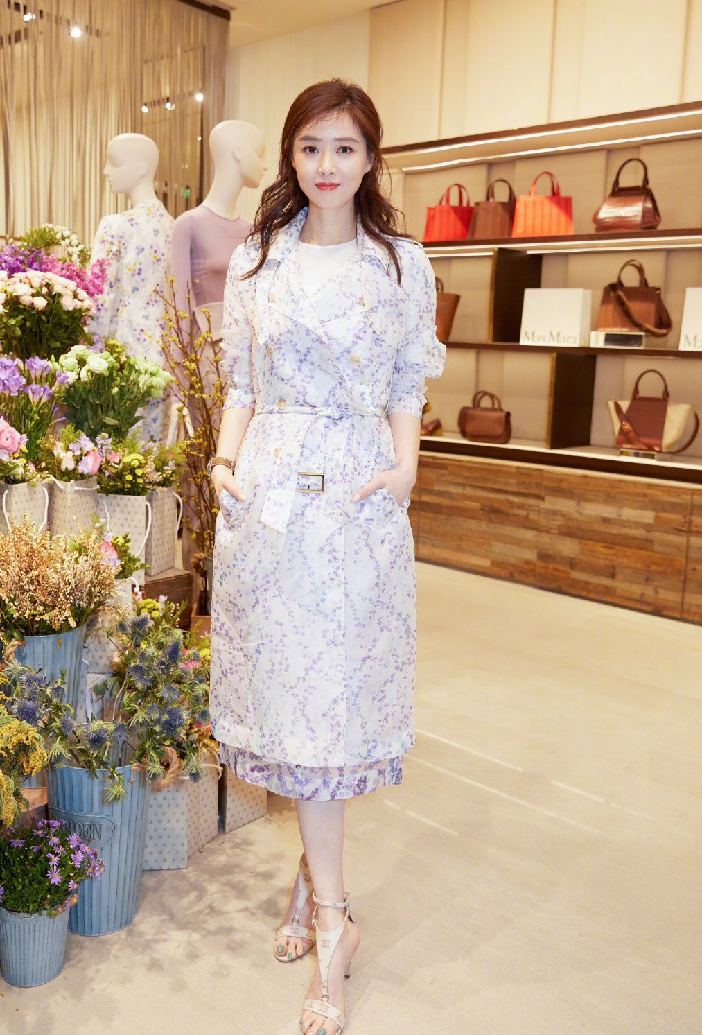 蒋欣晒老妈旅游照,中老年拍照标准pose,后2张不是扭秧歌吗