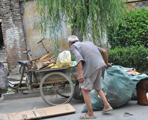 老人收养小乞丐,别人笑他傻,他不听,多年后人们羡慕不已