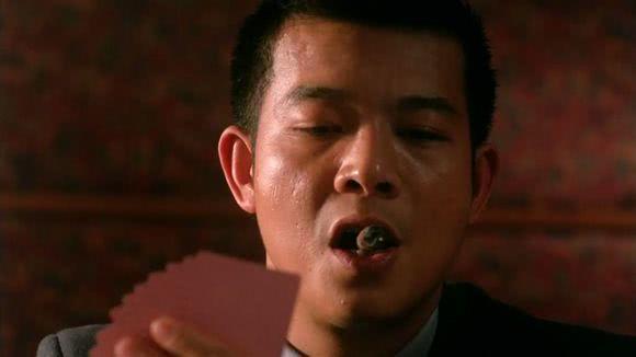 天生一副恶人相,与刘德华势不两立,如今娶了漂亮媳妇让人羡慕!