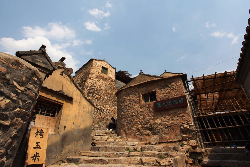 北方的布达拉宫建在山坡上的古建筑