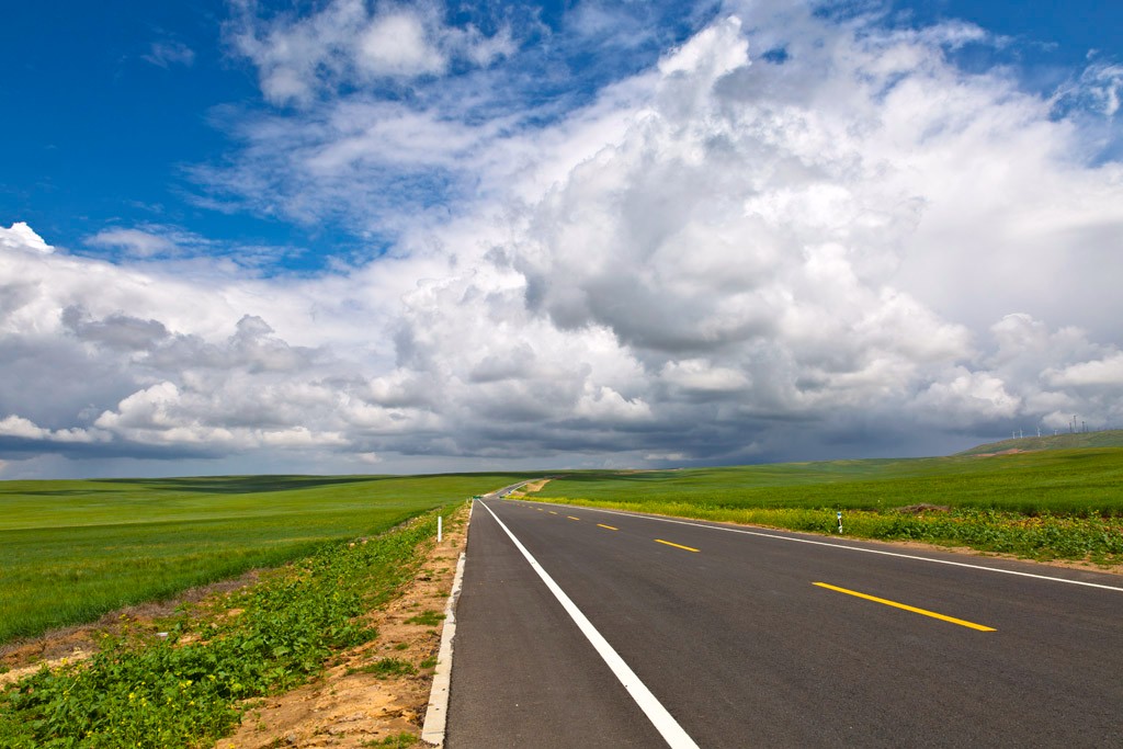 躲避高温闷热的都市去草原驰骋
