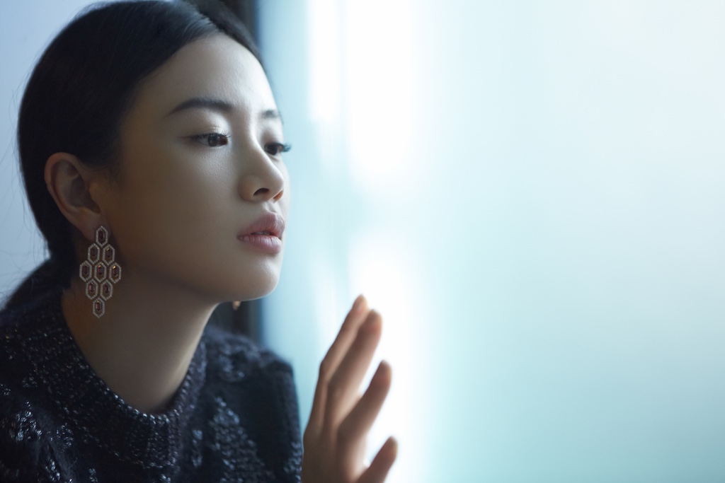 李梦最新大片曝光 妆容精致气质知性