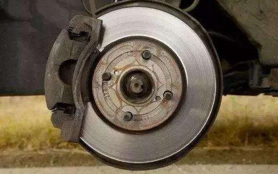 用假冒劣质刹车片原来这么危险,以后再也不敢贪图便宜了!