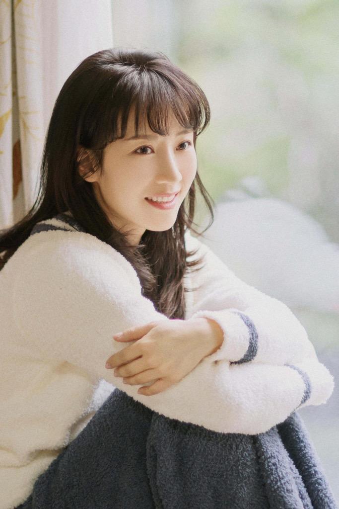 李念毛绒睡衣重回18岁 笑容明亮纯净刘海抢镜