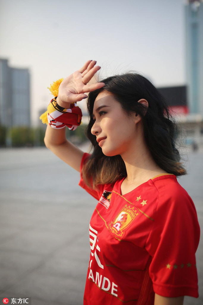 2018年3月23日,广东广州,恒大美女球迷天河场外大片,为七冠恒大助威.