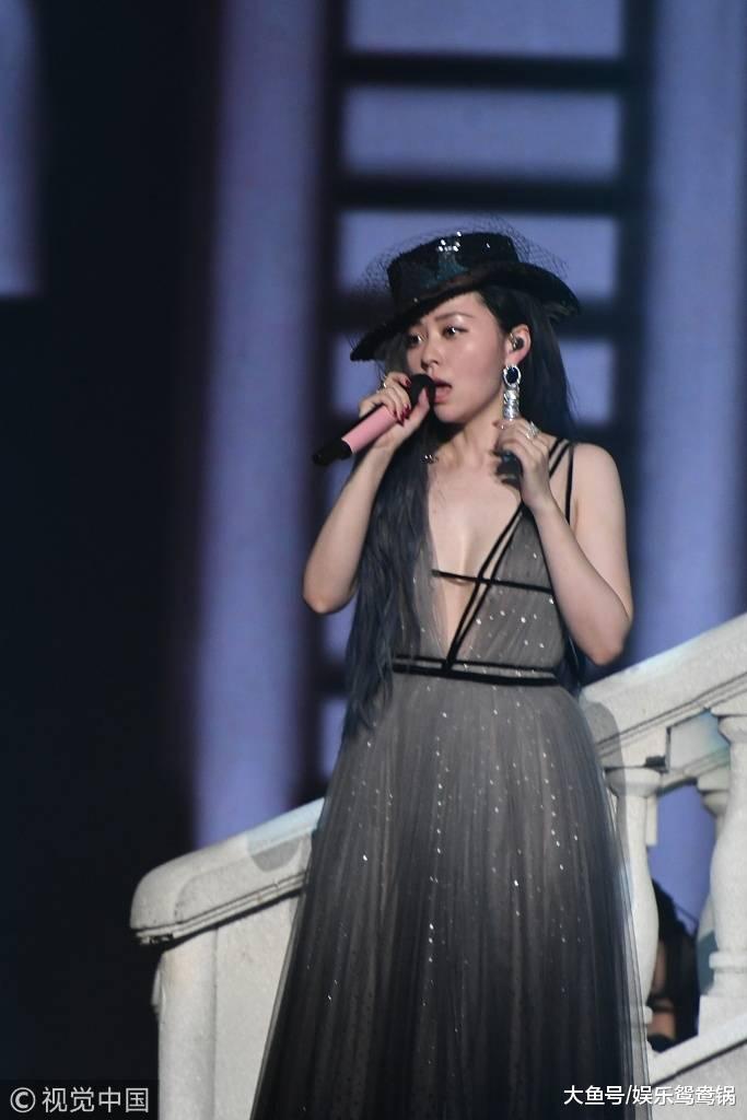 演唱会空气也是高涨不竭,张靓颖不愧是有海豚公主称呼的歌手,高音唱