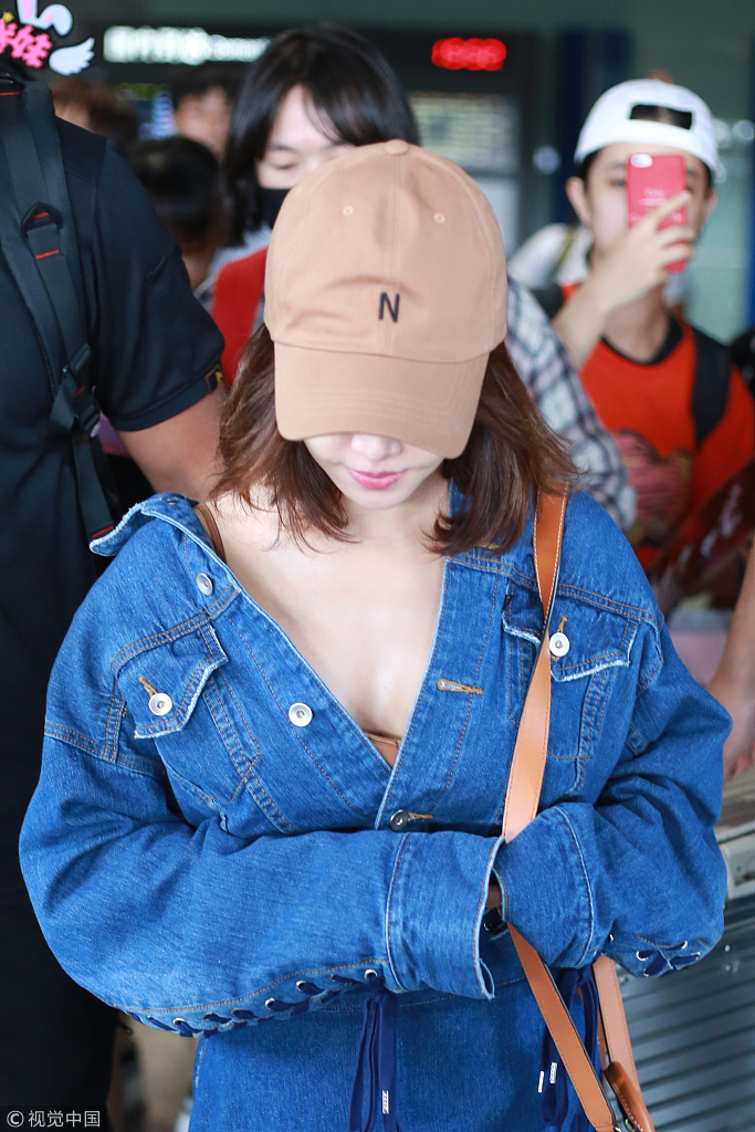 蔡依林把牛仔装穿成性感低胸look