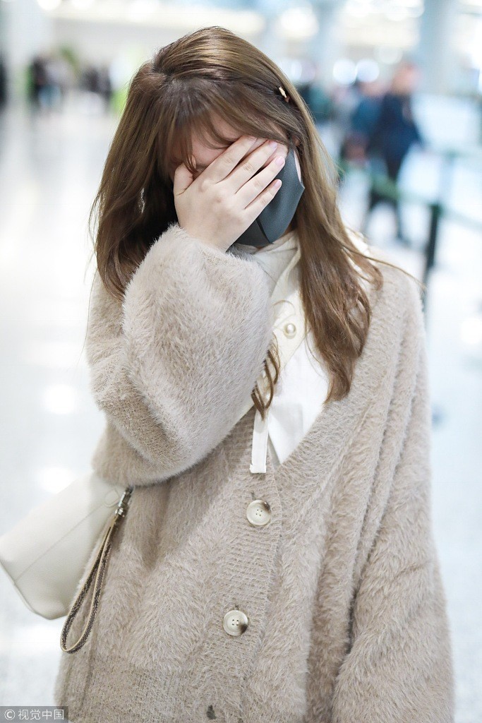 "101小姐姐"高秋梓比可爱手势眼睛会放电 羞涩捂脸露小胖手