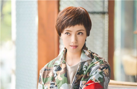 刘晓洁《向前一步》首演都市情感剧 化身干练直男斩