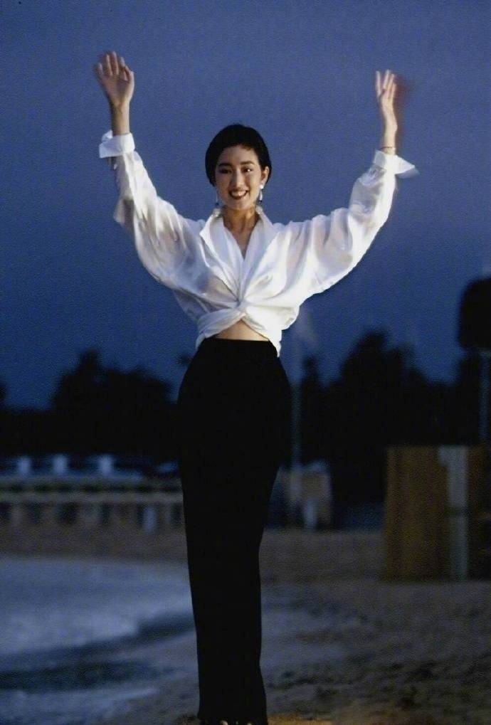 1993年戛纳电影节的初次行张国荣张丰毅巩俐海边上的随拍