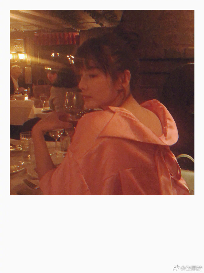 张雨绮晒微醉美照,眼神迷离诱惑,网友:咋又和袁巴元牵手了?
