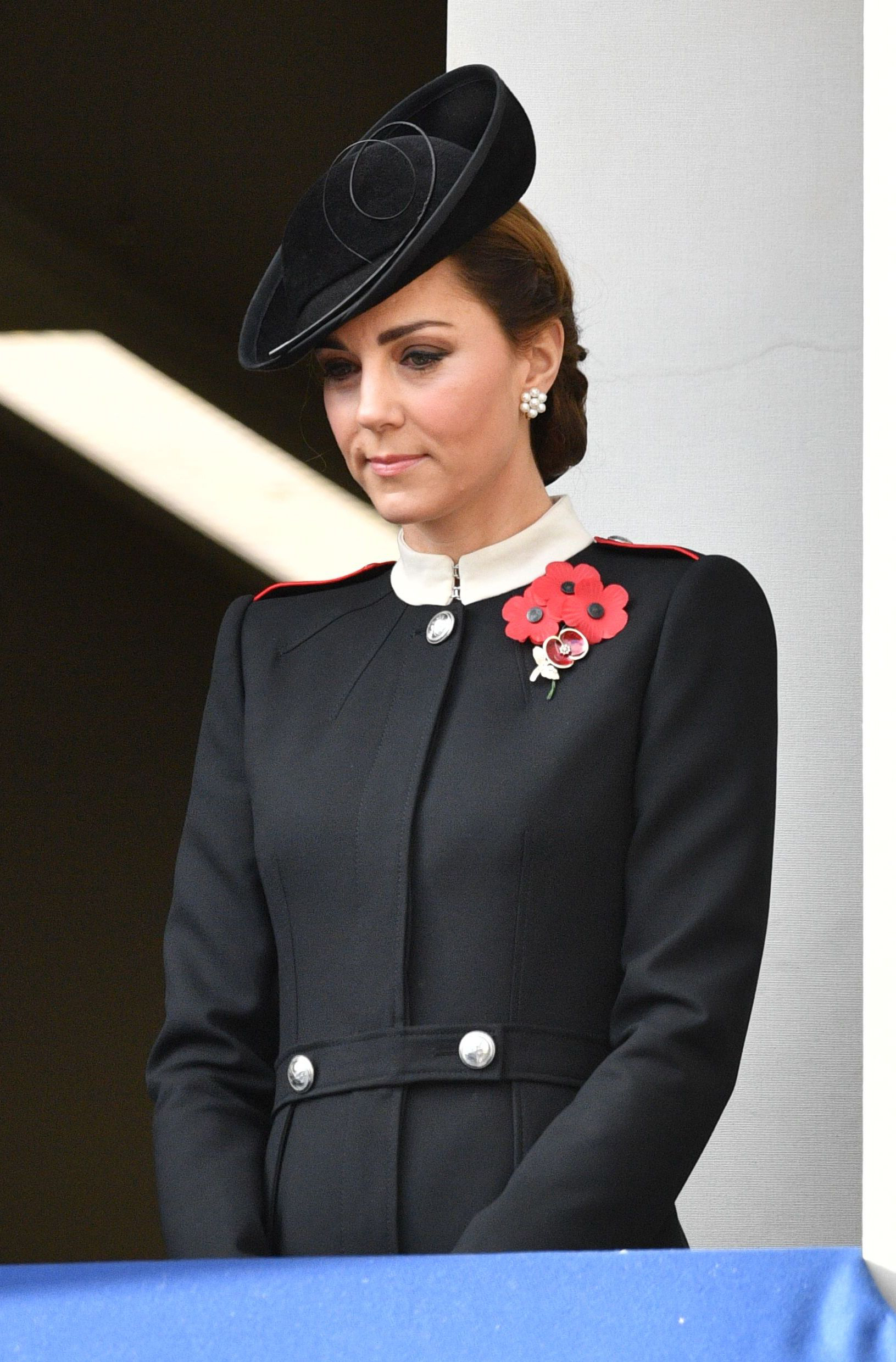 同穿黑衣戴礼帽,92岁英国女王气场不输两位王妃,姜还是老的辣