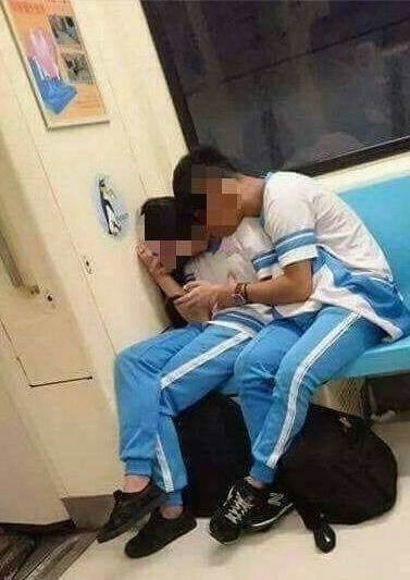 初中生在地铁谈恋爱,乘客们吃惊了:早恋是一种