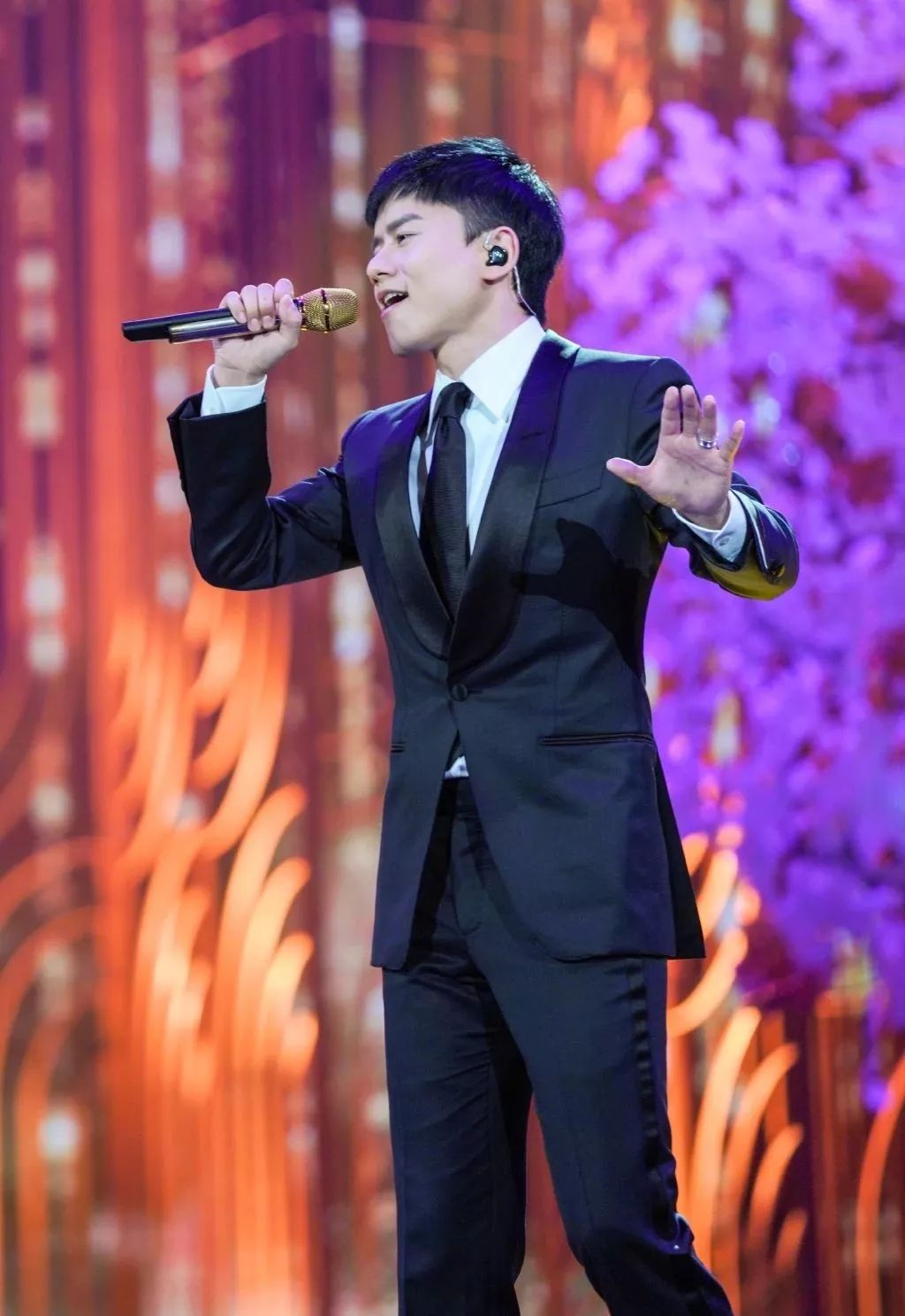 张杰拍卖萌小视频暴露少女心遭网友调侃娜姐有三个女儿