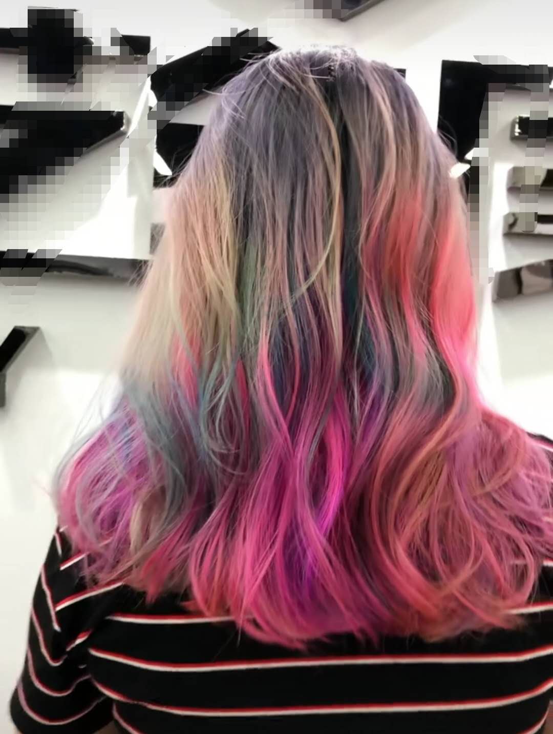 00后头发放在砧板上染发,三位帅哥给处理,结果是和鹦鹉撞毛了